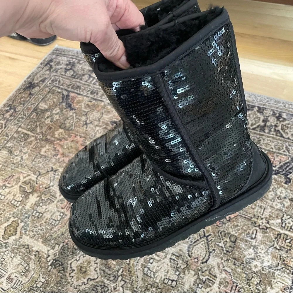 EUC BLACK UGG CLASSIC SHORT SEQUIN BOOTS Size 6